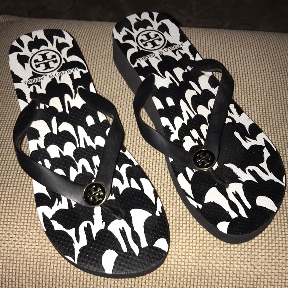 Worn twice. Tory Burch flip flops. Black 10M